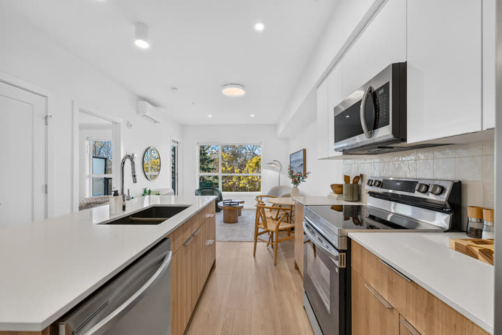 Kitchen island with undermount sink and dishwasher